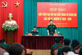 Thiếu tướng Nguyễn Văn Đức, Cục trưởng Cục Tuyên huấn, Tổng cục Chính trị QĐND Việt Nam cung cấp thông tin cho báo chí. (Ảnh: Dương Giang/TTXVN)