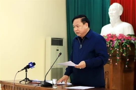 Bí thư Huyện ủy Bình Xuyên Nguyễn Duy Đông đọc quyết định của UBND tỉnh Vĩnh Phúc về khoanh vùng, dập dịch tại xã Sơn Lôi. (Ảnh: Hoàng Hùng/TTXVN)