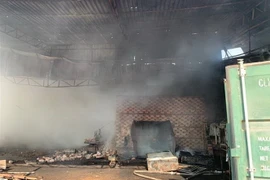 Hiện trường vụ cháy tại cơ sở sản xuất của Công ty bao bì Kim Hưng Thịnh. (Ảnh: Nguyễn Văn Việt/TTXVN)