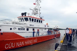 Tàu SAR 411 chở thi thể các thuyền viên tử nạn cập cảng. (Ảnh: TTXVN)