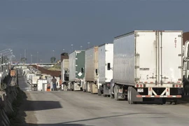 Xe tải xếp hàng tại tuyến đường dẫn tới cửa khẩu biên giới Mỹ - Mexico ở Tijuana, bang Baja California, Mexico, ngày 20/3/2020. (Ảnh: AFP/TTXVN)
