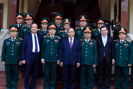 Thủ tướng Nguyễn Xuân Phúc với các cán bộ, sỹ quan chỉ huy Bộ Tư lệnh Quân khu V. (Ảnh: Thống Nhất/TTXVN)