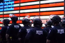 Cảnh sát gác gần khu vực Quảng trường Thời đại ở New York, Mỹ. (Ảnh: AFP/TTXVN)
