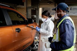 Nhân viên y tế làm nhiệm vụ tại một trạm xét nghiệm COVID-19 ở Johannesburg, Nam Phi ngày 2/4/2020. (Ảnh: THX/TTXVN)