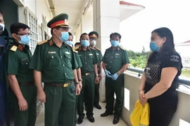 Ban chỉ đạo phòng, chống dịch COVID-19 thăm hỏi và động viên công dân tại khu cách ly. (Ảnh: Chanh Đa/TTXVN)