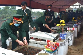 An táng 10 hài cốt liệt sỹ quy tập về Nghĩa trang Liệt sỹ Quốc gia Vị Xuyên. (Ảnh: Minh Tâm/TTXVN)