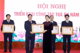 Chủ tịch Quốc hội Nguyễn Thị Kim Ngân trao Bằng khen của Thủ tướng Chính phủ cho các tập thể và cá nhân của Tòa án Nhân dân Tối cao. (Ảnh: Trọng Đức/TTXVN)
