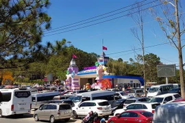 Tắc đường tại khu vực cổng khu du lịch Thung lũng tình yêu. (Ảnh: Chu Quốc Hùng/TTXVN)