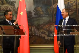 Ngoại trưởng Nga Sergei Lavrov (phải) và Ủy viên Quốc vụ kiêm Bộ trưởng Ngoại giao Trung Quốc Vương Nghị chủ trì họp báo sau cuộc gặp diễn ra thủ đô Moskva. (Nguồn: AFP)