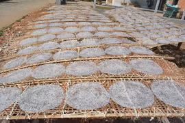 Phơi bánh tráng thành phẩm. (Ảnh: Tuấn Anh/TTXVN)