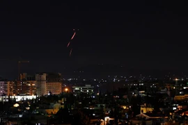 Tên lửa phòng không Syria trên bầu trời thủ đô Damascus ngày 20/7/2020. (Ảnh: THX/TTXVN)