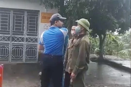 Đối tượng Phạm Văn Xoan (áo phông xanh) đang có hành vi đe dọa, xúc phạm lực lượng chức năng khi bị nhắc nhở phải đeo khẩu trang (Ảnh trích từ video).