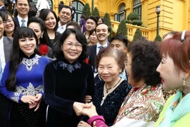 Phó Chủ tịch nước Đặng Thị Ngọc Thịnh với các đại biểu. (Ảnh: Văn Điệp/TTXVN)