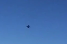 Theo video mà IRIB đưa ra, chiến đấu cơ đã áp sát máy bay của hãng Mahan Airlines. (Nguồn: IRIB)