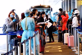 Công dân Việt Nam từ Frankurt (Đức) trở về nước làm thủ tục tại Sân bay Vân Đồn. (Nguồn: TTXVN)