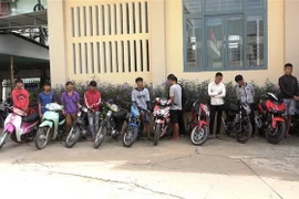 Các thanh, thiếu niên tham gia đua xe, chạy xe biểu diễn bị tạm giữ tại cơ quan công an. (Ảnh: Thanh Tân/TTXVN)