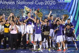 Các cầu thủ Hà Nội FC ôm Cúp ăn mừng bảo vệ thành công chức vô địch Cúp Quốc gia 2020. (Ảnh: Thành Đạt/TTXVN)