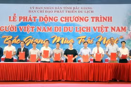 Các doanh nghiệp, cơ sở kinh doanh dịch vụ du lịch tại Bắc Giang ký kết chương trình kích cầu du lịch. (Ảnh: Đồng Thúy/TTXVN)