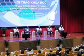 Các nguyên lãnh đạo Đảng, Nhà nước và Bộ Ngoại giao trình bày tham luận tại hội thảo. (Ảnh: Lâm Khánh/TTXVN)