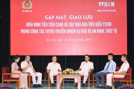 Giao lưu điển hình tiên tiến giữa các nhà báo tiêu biểu TTXVN với điển hình tiên tiến của lực lượng Công an nhân dân trong công tác tuyên truyền nhiệm vụ bảo vệ an ninh, trật tự. (Ảnh: Thành Đạt/TTXVN)