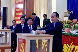 Các đại biểu tiến hành bỏ phiếu Bầu Ban Chấp hành Đảng bộ thành phố Châu Đốc, tỉnh An Giang khóa XII. (Ảnh: Thanh Sang/TTXVN)