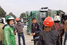 Xe ben chở cát bị lật đè lên xe máy, ba ông cháu thương vong
