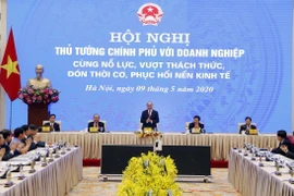 Thủ tướng Nguyễn Xuân Phúc và các Phó Thủ tướng chủ trì hội nghị tại điểm cầu Hà Nội. (Ảnh: Thống Nhất/TTXVN)