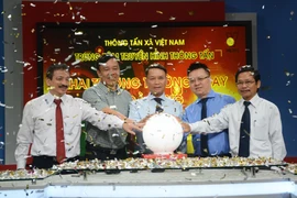 Lãnh đạo Thông tấn xã Việt Nam ấn nút khai trương trường quay tại Đà Nẵng. (Ảnh: Văn Dũng/TTXVN)