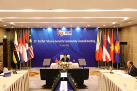 Phó Thủ tướng, Bộ trưởng Bộ Ngoại giao Phạm Bình Minh chủ trì Hội nghị trực tuyến Hội đồng Chính trị-An ninh ASEAN lần thứ 21. (Ảnh: Văn Điệp/TTXVN)