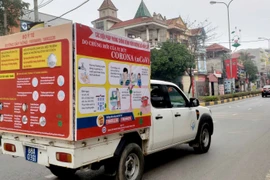 Ôtô tuyên truyền lưu động của Trung tâm văn hóa tỉnh Vĩnh Phúc thông tin hằng ngày về dịch COVID-19 trên các tuyến đường của thành phố Vĩnh Yên. (Ảnh: Hoàng Hùng/TTXVN)