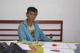 Đối tượng Sùng A Phỏng và tang vật tại cơ quan điều tra. (Ảnh: TTXVN)