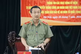 Thiếu tướng Nguyễn Ngọc Toàn, Cục trưởng Cục Công tác Đảng và Công tác Chính trị thông tin về các hoạt động Kỷ niệm. (Ảnh: Doãn Tấn/TTXVN)
