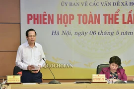 Bộ trưởng Bộ Lao động, Thương binh và Xã hội Đào Ngọc Dung làm rõ một số vấn đề. (Nguồn: Quochoi.vn)