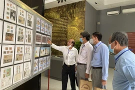 Đại biểu tham quan triển lãm bộ tem 'Văn hóa Óc Eo' tại Nhà trưng bày hiện vật của Ban Quản lý Di tích Văn hóa Óc Eo tỉnh An Giang. (Ảnh: Công Mạo/TTXVN)