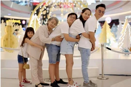 Chiếc ôm ba thế hệ của gia đình Hoàng Bách góp phần lao tỏa trào lưu 'Ôm để gắn kết' từ Ensure.