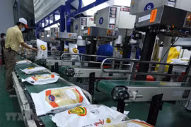 Đóng gói sản phẩm gạo xuất khẩu tại nhà máy của Công ty Cổ phần Nông nghiệp công nghệ cao Trung An, quận Thốt Nốt, thành phố Cần Thơ. (Ảnh: Vũ Sinh/TTXVN)