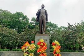 Thành đoàn Hà Nội dâng hoa tại Tượng đài V.I.Lenin nhân kỷ niệm 150 Ngày sinh của Người (22/4/1870-22/4/2020). (Ảnh: TTXVN)