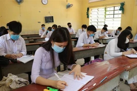 Học sinh tại một lớp học được bố trí chỗ ngồi đảm bảo giãn cách. (Ảnh: Thùy Dung – TTXVN)