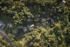 Bảo tàng không gian văn hóa Mường nhìn từ trên cao, nằm trong một thung lũng núi đá vôi nhỏ có diện tích khoảng 5ha nơi đây vốn là địa bàn sinh sống của người Mường cổ. (Ảnh: Trọng Đạt/TTXVN)