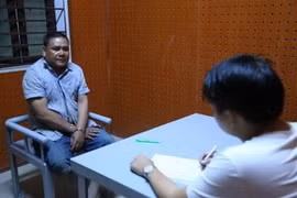 Đối tượng cầm đầu Phạm Văn Thanh, hay còn gọi là Thanh 'Rồng,' khai báo tại cơ quan công an. (Ảnh: Nguyễn Văn Việt/TTXVN)