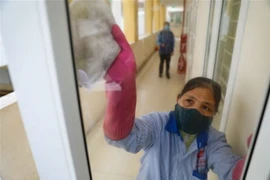Vệ sinh, khử trùng lần thứ 6 tại Trường THPT Trần Nhân Tông. (Ảnh: Thanh Tùng/TTXVN)