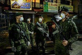 Cảnh sát Philippines tại một chốt chặn ở thủ đô Manila ngày 15/3/2020. (Ảnh: THX/TTXVN)