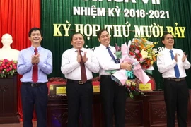 Lãnh đạo tỉnh Quảng Trị tặng hoa chúc mừng ông Nguyễn Đăng Quang (thứ 2 từ phải sang) được bầu làm Chủ tịch Hội đồng Nhân dân tỉnh Quảng Trị. (Ảnh: Nguyên Lý/TTXVN)