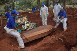 Chôn cất thi thể bệnh nhân mắc COVID-19 tại Sao Paulo, Brazil ngày 31/3/2020. (Ảnh: AFP/TTXVN)