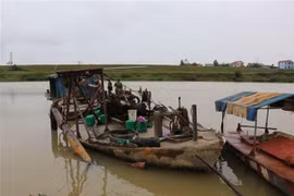 Toàn cảnh chiếc thuyền khai thác cát trái phép. (Ảnh: Thanh Thương/TTXVN)