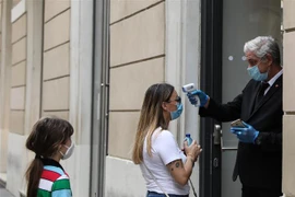 Người dân được kiểm tra thân nhiệt ở Rome, Italy. (Ảnh: THX/TTXVN)