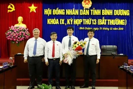 Tập thể lãnh đạo Ủy ban Nhân dân tỉnh Bình Dương chúc mừng ông Nguyễn Thanh Trúc (người thứ 2 từ phải sang) trúng cử chức danh Phó Chủ tịch UBND tỉnh Bình Dương. (Ảnh: Nguyễn Văn Việt/TTXVN)