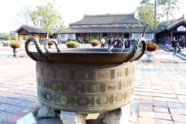 Vạc đồng được đúc năm 1659 thời chúa Nguyễn Phúc Tần.(Ảnh: Đỗ Trưởng/TTXVN)