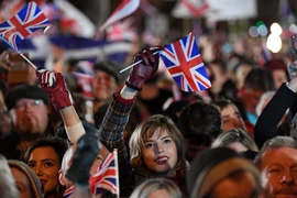 Người dân ủng hộ Brexit tập trung tại Quảng trường Nghị viện Anh ở London, chào mừng thời khắc 23 giờ GMT tối 31/1/2020, thời điểm Anh chính thức rời EU. (Ảnh: AFP/TTXVN)