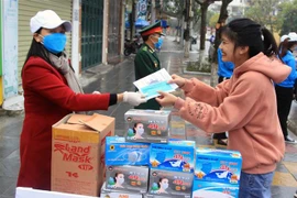 Phát khẩu trang miễn phí cho người dân tại đường Trần Phú, thành phố Thái Bình. (Ảnh minh họa: Thế Duyệt/TTXVN)